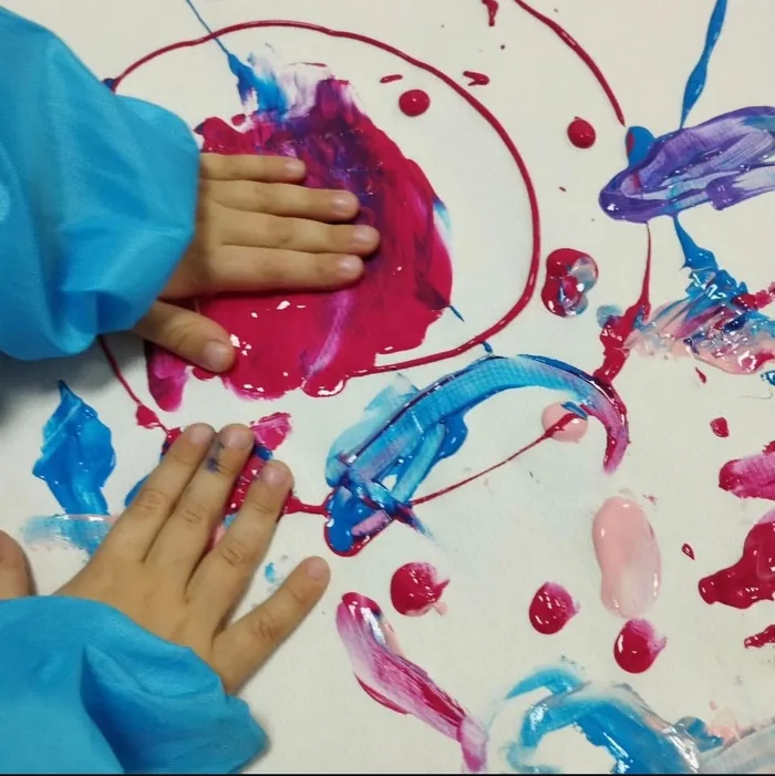 Manos pintando con los dedos