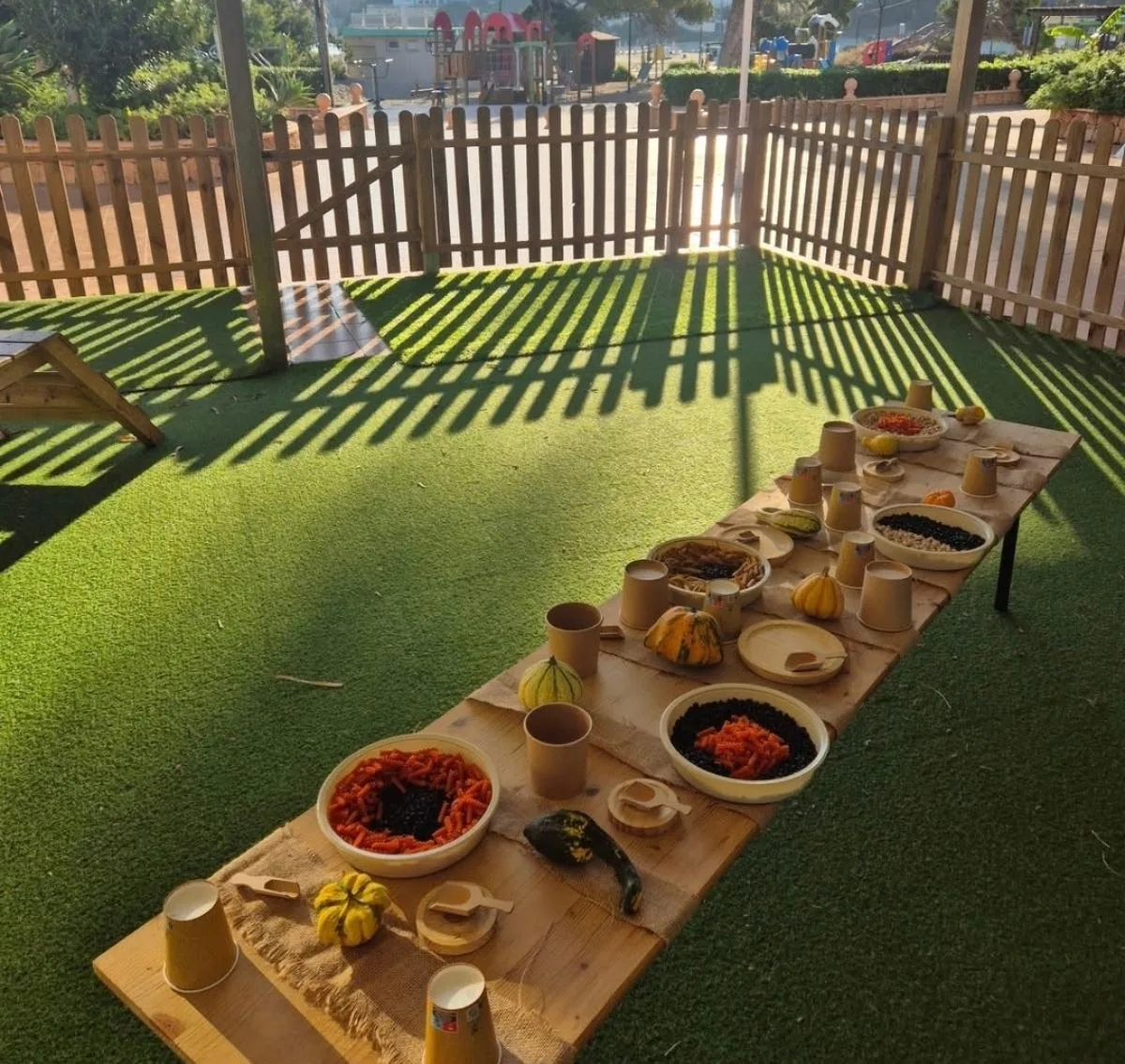 Mesa de materiales naturales preparada en el jardín